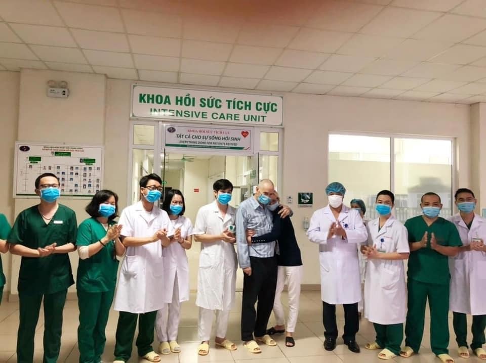 Bệnh nhân Covid-19 người Anh thoát cửa tử, xuất viện về nước cùng vợ - 1 Bệnh nhân Covid-19 người Anh thoát cửa tử, xuất viện về nước cùng vợ - 1