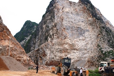 Mạo con dấu và chữ ký để buôn bán trái phép vật liệu nổ?