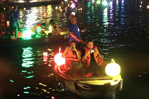 Khách nước ngoài chen chân về Hội An chờ thời khắc giao thừa