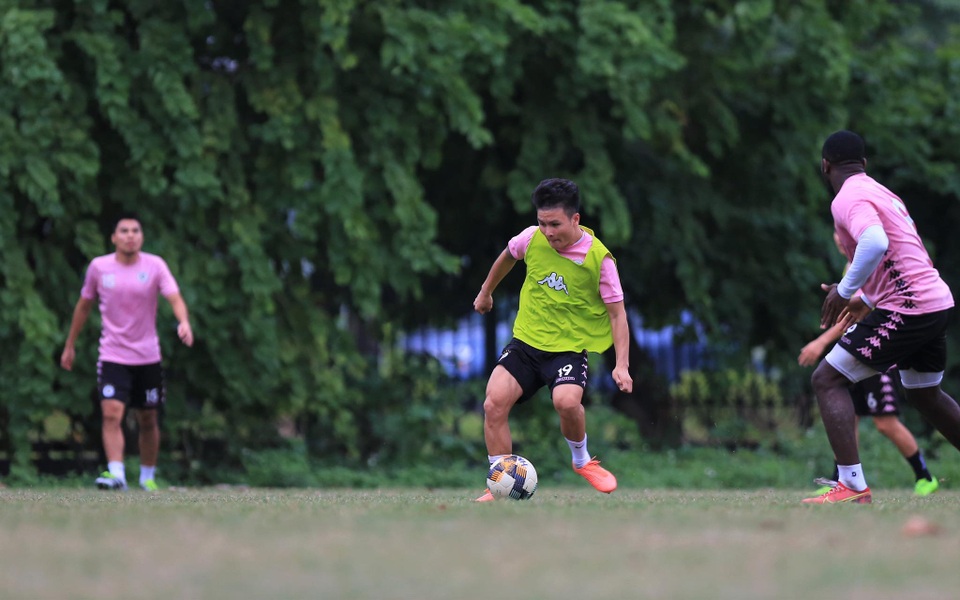Quang Hải hứng khởi trên sân tập, chờ đấu Sài Gòn FC - 7 Quang Hải hứng khởi trên sân tập, chờ đấu Sài Gòn FC - 7