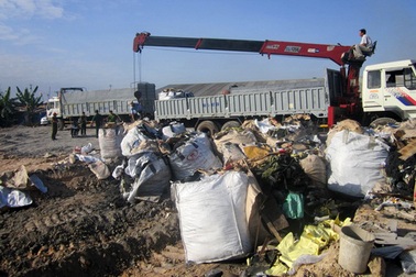 Bắt quả tang 3 tài xế đổ trộm 25 tấn chất thải độc hại