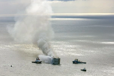 Hà Lan cấp tập cứu tàu 18.500 tấn chở gần 3.000 ô tô cháy ngoài khơi