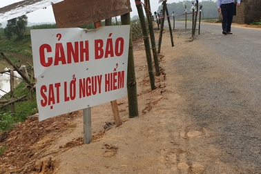 Con đường độc đạo bị sụt lún gây hoang mang cho nhân dân tại Nghệ An
