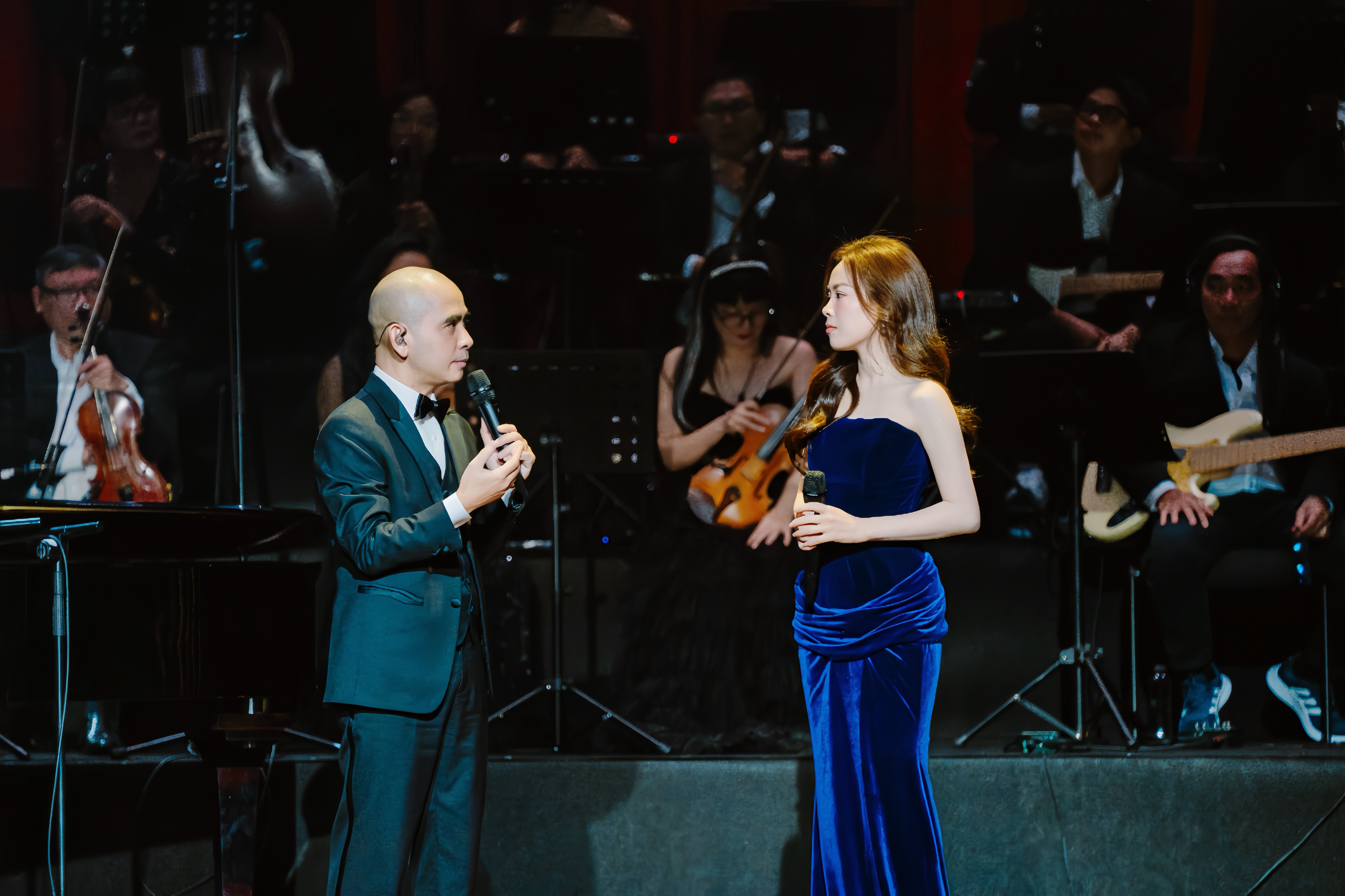 Zpěvák Thuy Dung byl dojat skvělým doprovodem hudebníka Duc Tri - 1 Ca sĩ Thùy Dung xúc động trước màn đệm đàn thăng hoa của nhạc sĩ Đức Trí - 1