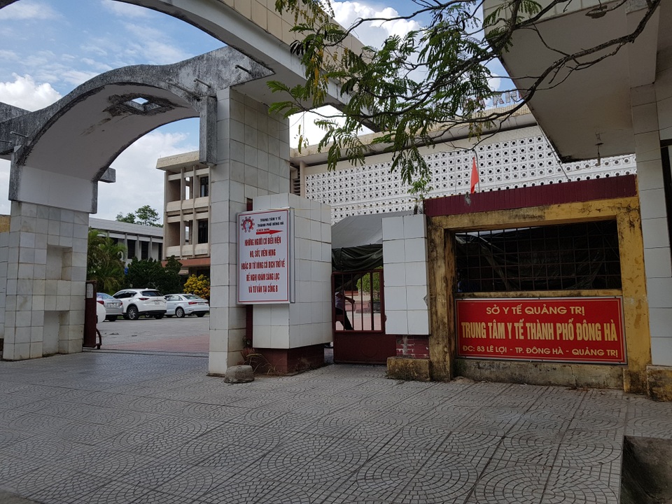 Lãnh đạo phường mở tiệc cùng vợ là bệnh nhân Covid-19 trong khu cách ly - 1 Lãnh đạo phường mở tiệc cùng vợ là bệnh nhân Covid-19 trong khu cách ly - 1
