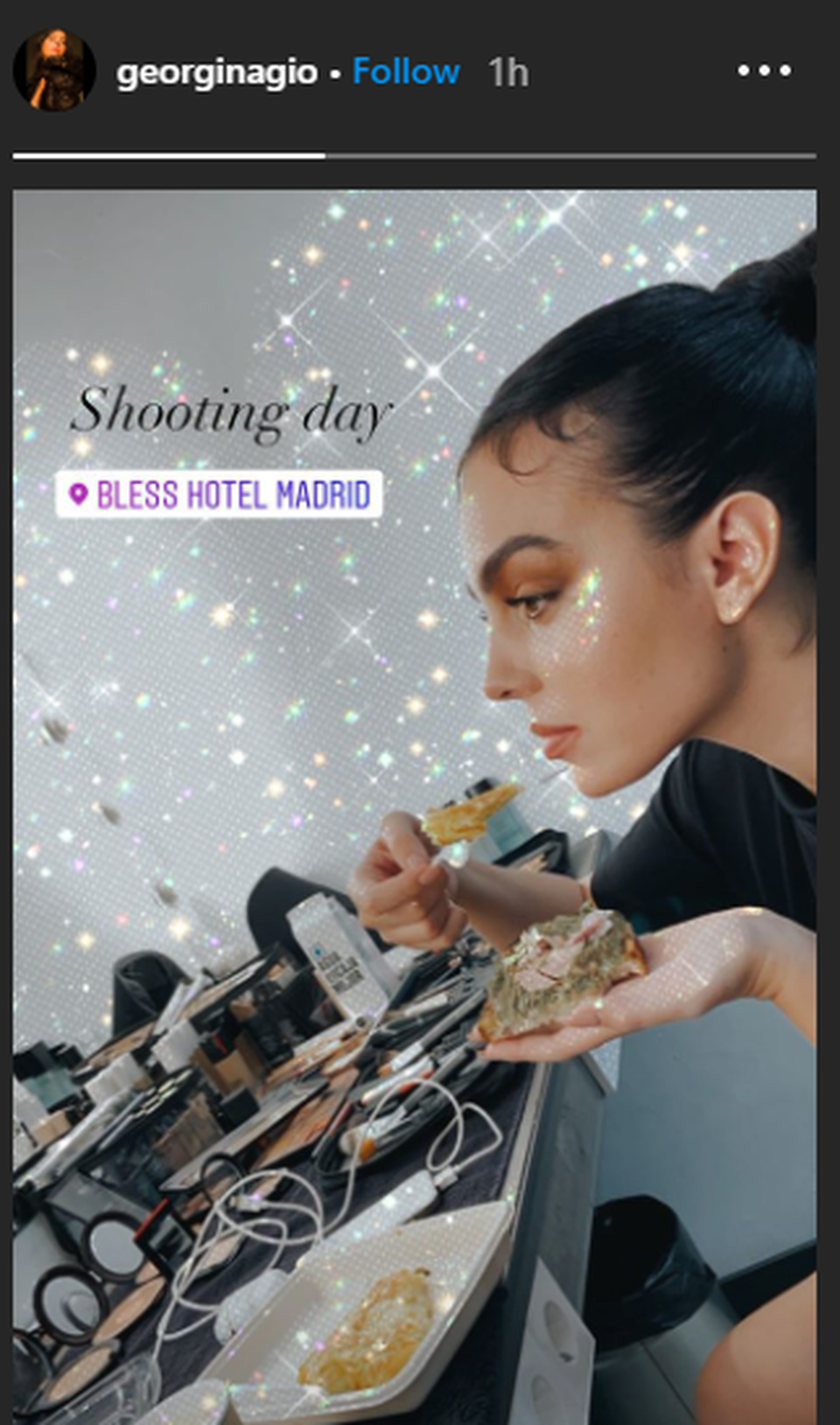 Bạn gái C.Ronaldo trao quà Giáng sinh sớm cho trẻ nhỏ - 1