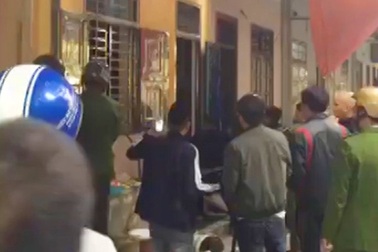 Nổ súng khống chế đối tượng bịt mặt, cầm hung khí cố thủ trong nhà dân