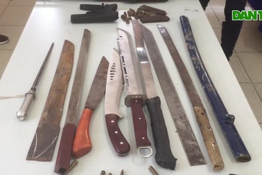 Người dân mang nhiều loại vũ khí, hung khí đi nộp