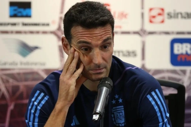 HLV đội tuyển Argentina nổi cáu vì sự cố ở Indonesia