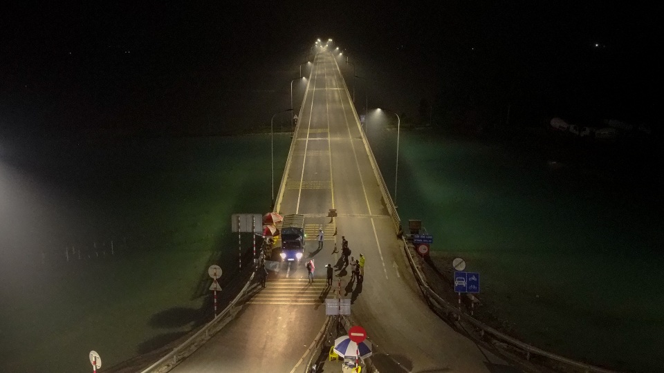 Trắng đêm đo thân nhiệt tại cửa ngõ Phú Thọ tiếp giáp Hà Nội - 1 Trắng đêm đo thân nhiệt tại cửa ngõ Phú Thọ tiếp giáp Hà Nội - 1