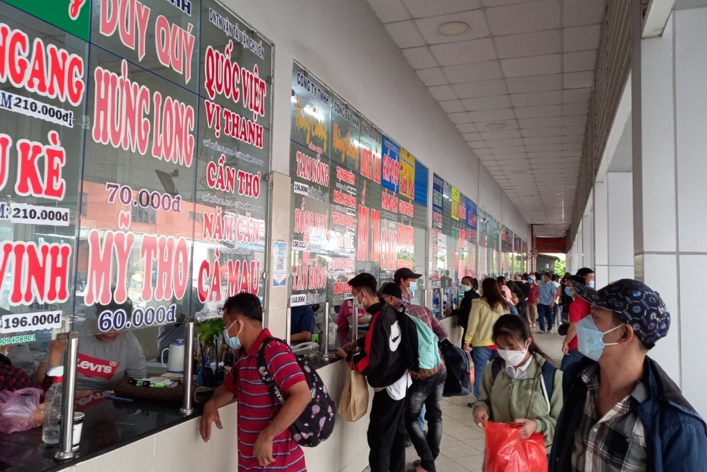 Vé máy bay, xe khách tăng cao, công nhân đắn đo về hay ở - 1 Vé máy bay, xe khách tăng cao, công nhân đắn đo về hay ở - 1
