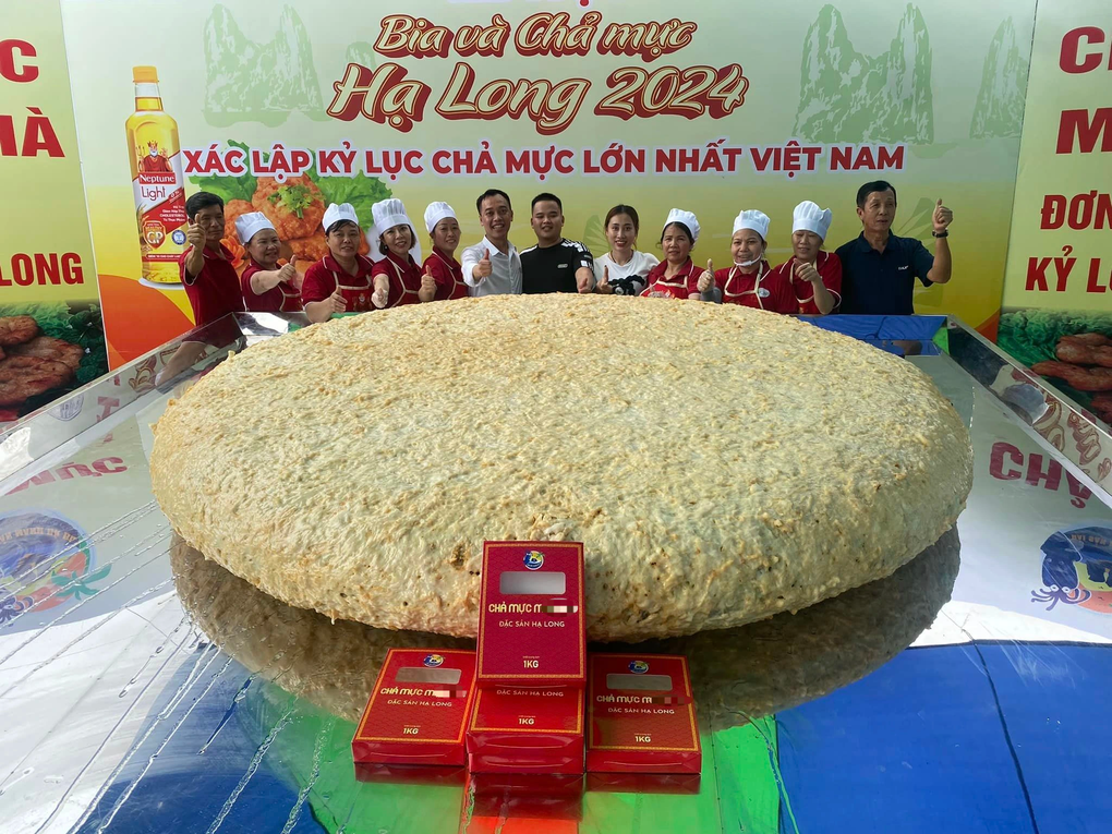 Sau bánh chưng 7 tấn, xuất hiện chả mực khủng ở Hạ Long nặng 200kg - 1