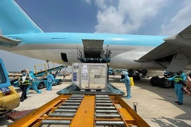 Hơn 921.000 liều vắc xin AstraZeneca vừa "hạ cánh" xuống Tân Sơn Nhất