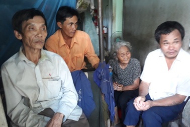 Lay lắt cảnh mẹ già nuôi 3 con trai tâm thần, tai biến