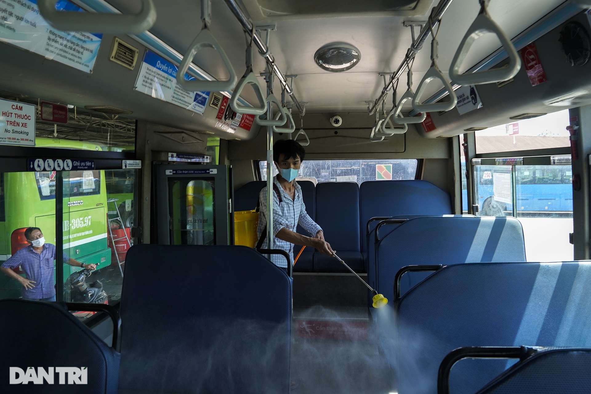 Tài xế xe buýt ở TPHCM một mình một ngựa xông pha chống dịch Covid-19 - 7 Tài xế xe buýt ở TPHCM một mình một ngựa xông pha chống dịch Covid-19 - 7