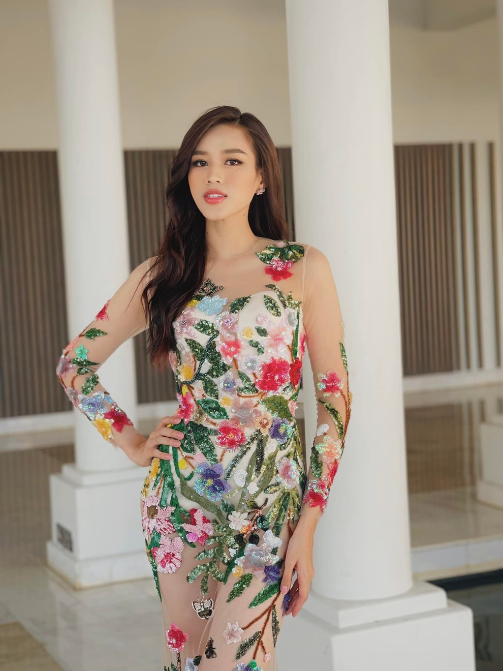 Đỗ Thị Hà diện váy xuyên thấu gợi cảm đọ dáng với dàn mỹ nhân - 2 Đỗ Thị Hà diện váy xuyên thấu gợi cảm đọ dáng với dàn mỹ nhân - 2