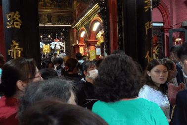 Người dân TPHCM chen chân đi chùa ngày rằm tháng Giêng