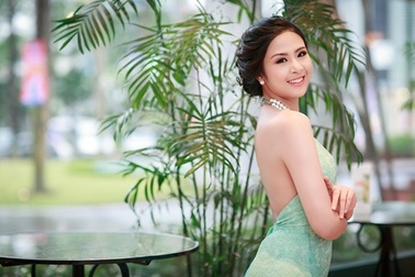 Hoa hậu Ngọc Hân gợi cảm khoe lưng trần