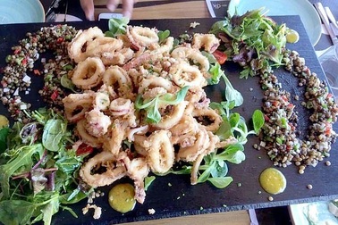 Khách tây tố cáo nhà hàng chặt chém hơn 15 triệu đồng cho 6 đĩa mực ống