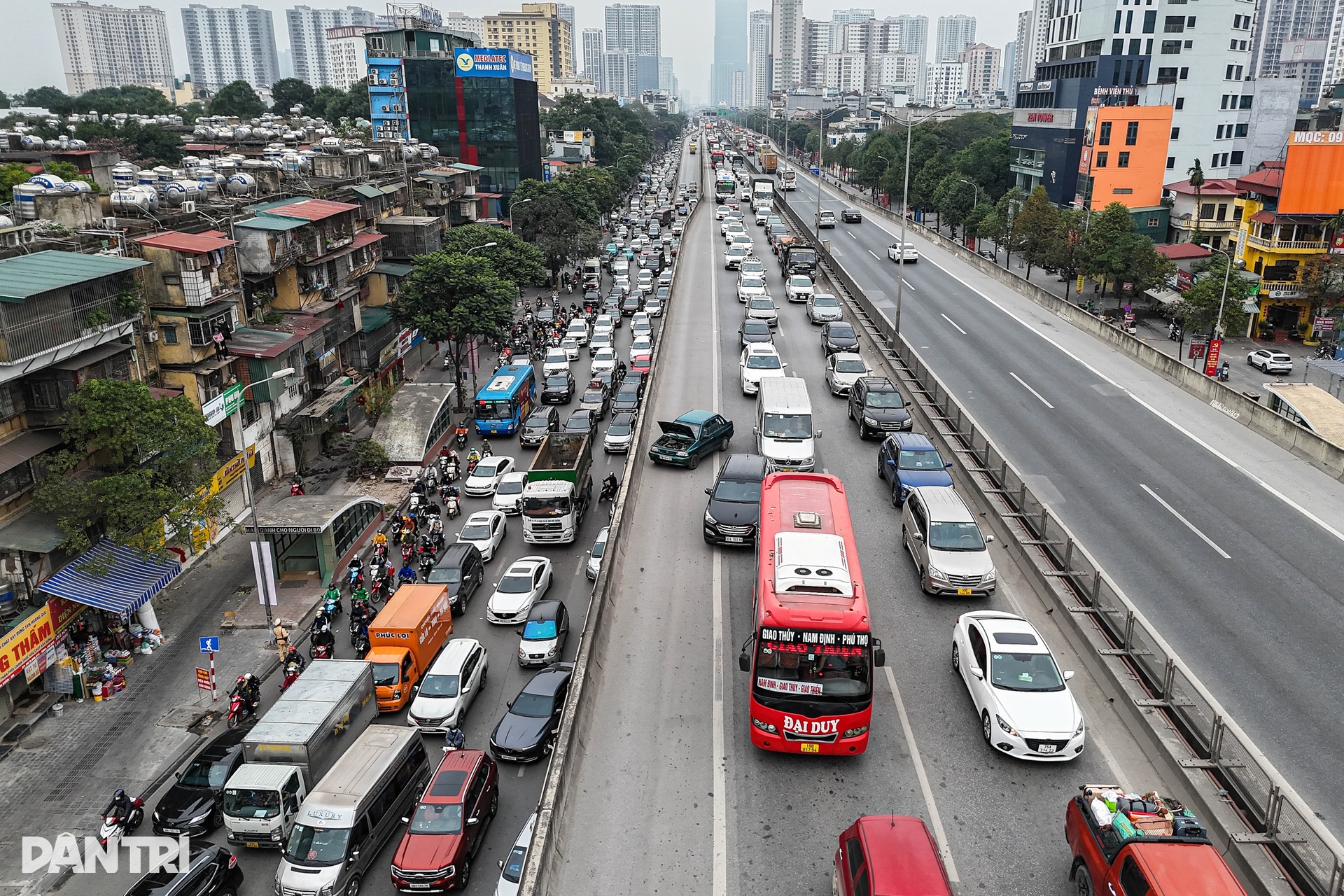 Người dân ùn ùn về quê ăn Tết, đường Vành đai 3 trên cao tắc hơn 3km - 1 Người dân ùn ùn về quê ăn Tết, đường Vành đai 3 trên cao tắc hơn 3km - 1