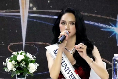 Hương Giang nói về giới tính tại Miss Universe: "Tôi có hồ sơ đầy đủ"