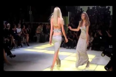 Lindsey Wixson nhiều lần ngã trên sàn catwalk