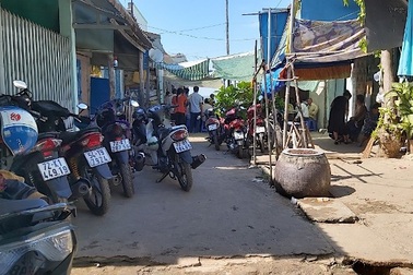 Vợ hắt nước rửa cá trúng tường nhà hàng xóm, chồng bị chém chết