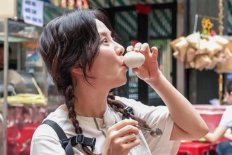 Phản ứng bất ngờ của mỹ nhân Hàn khi ăn trứng vịt lộn tại Việt Nam
