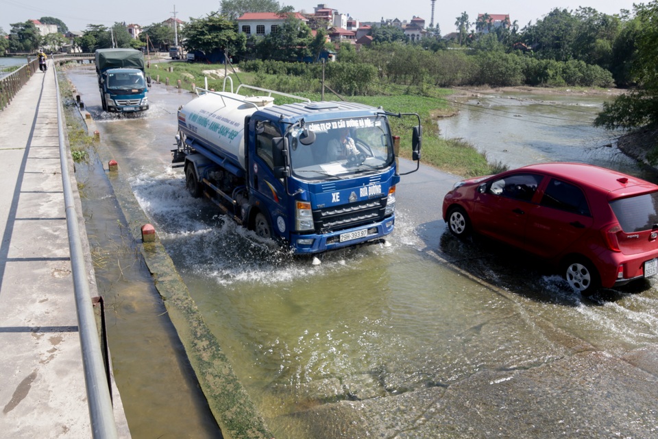 Ẩn hoạ giao thông trên con đập tràn đầy ổ voi ở ngoại thành Hà Nội - 2 Ẩn hoạ giao thông trên con đập tràn đầy ổ voi ở ngoại thành Hà Nội - 2