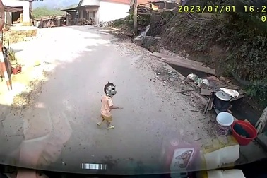 Tài xế phanh gấp tránh em bé bất ngờ chạy lao ra trước mũi xe