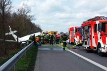 Đức: Máy bay đâm xuống đường cao tốc, ít nhất 1 người chết