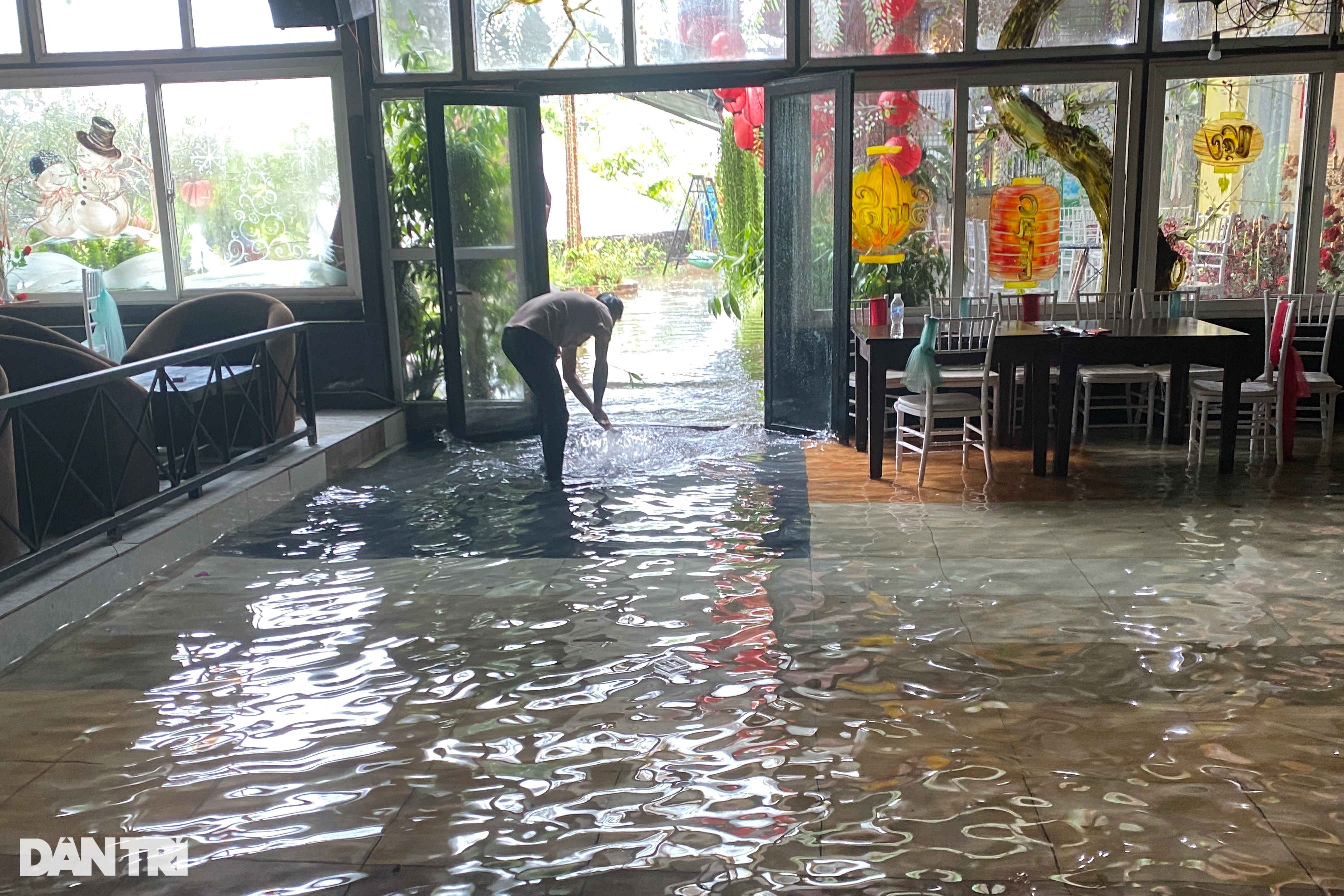 View - Nước biển xâm thực ở Thừa Thiên Huế, người dân mong bão "nhẹ tay" | Báo Dân trí