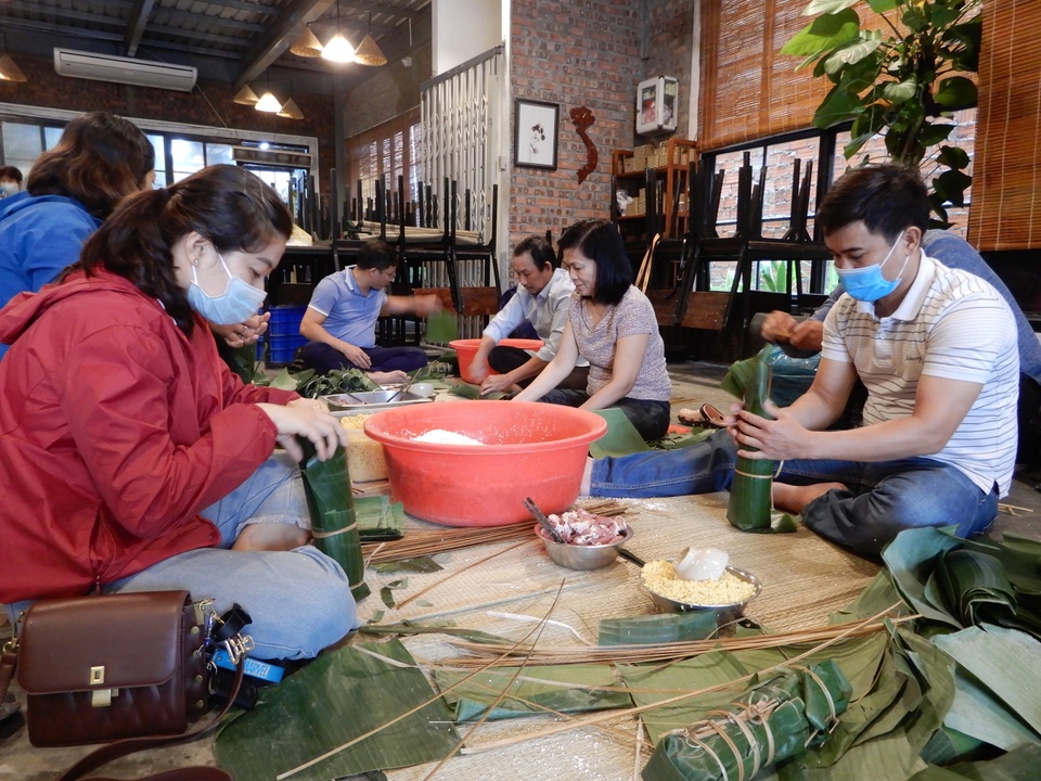 Xin nghỉ làm, tranh thủ vắng khách… gói bánh tét gửi người dân vùng lũ - 1 Xin nghỉ làm, tranh thủ vắng khách… gói bánh tét gửi người dân vùng lũ - 1