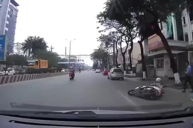 Phẫn nộ xe tải tạt đầu nguy hiểm suýt gây tai nạn cho người đi xe máy