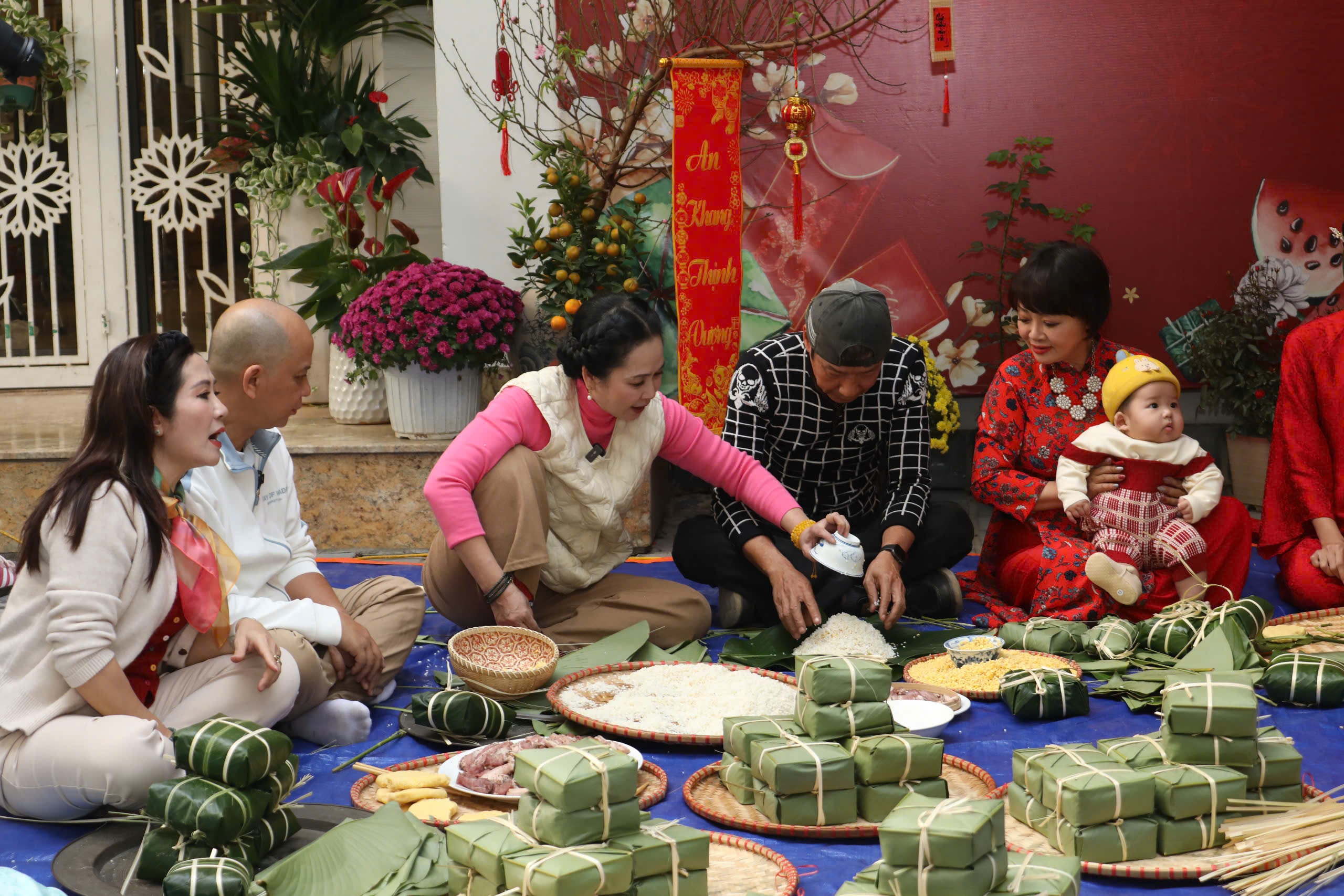 NSƯT Võ Hoài Nam, Trà My hào hứng thi gói bánh chưng đón Tết - 5 NSƯT Võ Hoài Nam, Trà My hào hứng thi gói bánh chưng đón Tết - 5