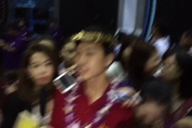 Hồ Đắc Thanh Chương trong vòng vây của báo chí và bạn bè sau khi đăng quang