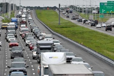 Người Việt ở Florida ngồi trên ô tô 12 tiếng đi tránh siêu bão Milton