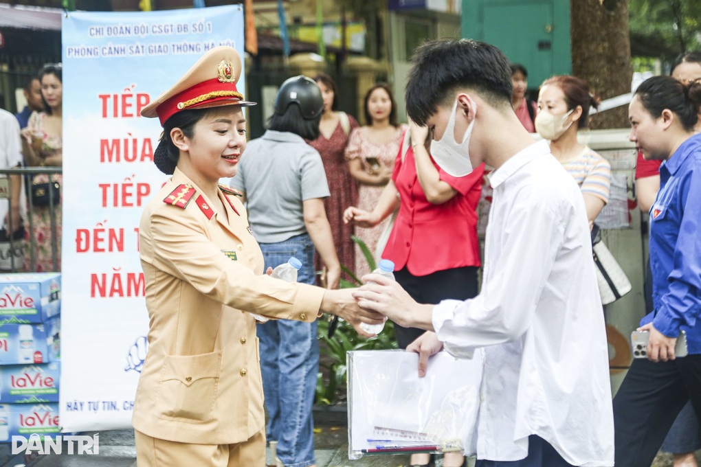 CSGT Hà Nội hỗ trợ sĩ tử vượt vũ môn - 2 CSGT Hà Nội hỗ trợ sĩ tử vượt vũ môn - 2