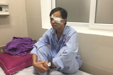 Một bác sỹ bị hành hung ngay trước cửa phòng cấp cứu