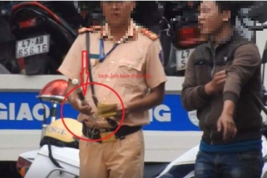 Dân gửi clip tố CSGT “bất thường” khi kiểm tra phương tiện