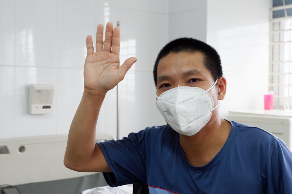 Rưng rưng cảm xúc ngày ra viện của gần 200 công dân về từ Ghi-nê Xích Đạo - 3 Rưng rưng cảm xúc ngày ra viện của gần 200 công dân về từ Ghi-nê Xích Đạo - 3