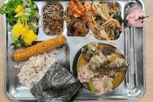 Học sinh bốn phương ăn gì trong bữa trưa ở trường học?