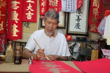 Những ông đồ tất bật mang niềm vui đến cho người dân dịp Tết