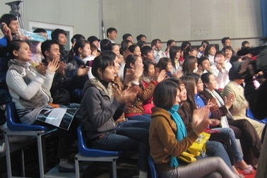 Thú vị nghề "miệng cười, tay vỗ" của bạn trẻ