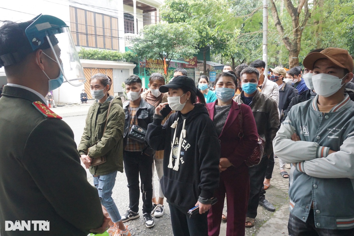 Hàng trăm người xếp hàng chờ làm hộ chiếu ngày đầu năm - 9 Hàng trăm người xếp hàng chờ làm hộ chiếu ngày đầu năm - 9