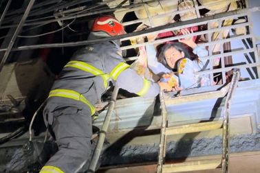 Hà Nội: Cảnh sát giải cứu 3 người thoát khỏi căn nhà cháy lúc rạng sáng