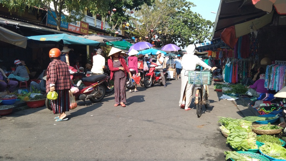 Buôn bán ế ẩm nhiều chủ hàng thịt lợn đành “treo quầy” - 8 Buôn bán ế ẩm nhiều chủ hàng thịt lợn đành “treo quầy” - 8