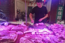 Nợ hơn 7 tỷ đồng, cử nhân đại học về quê livestream... bán thịt lợn