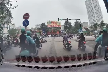 Nóng giận mất khôn, người phụ nữ vô tình rồ ga xe máy cực nguy hiểm