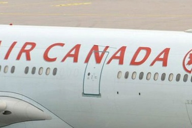 Máy bay Canada va vào cột điện cao thế, văng khỏi đường băng